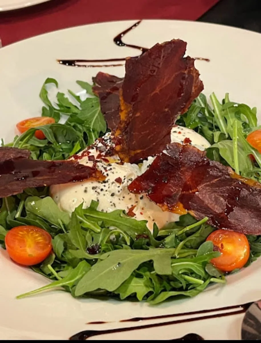 Burrata cremosa amb cecina — antipasti italià a La Terrazzetta, la Ràpita